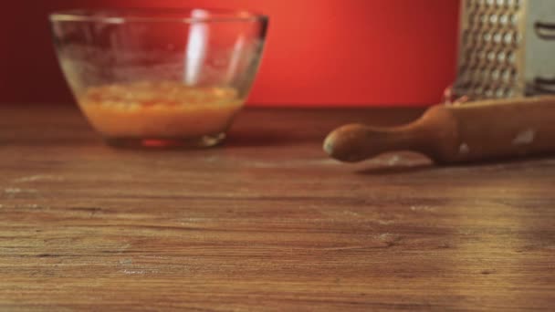 Harina se lanza en la mesa de la cocina — Vídeo de stock