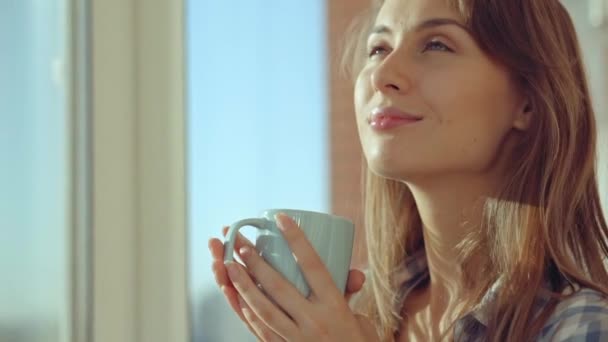 Mujer bebiendo café — Vídeo de stock