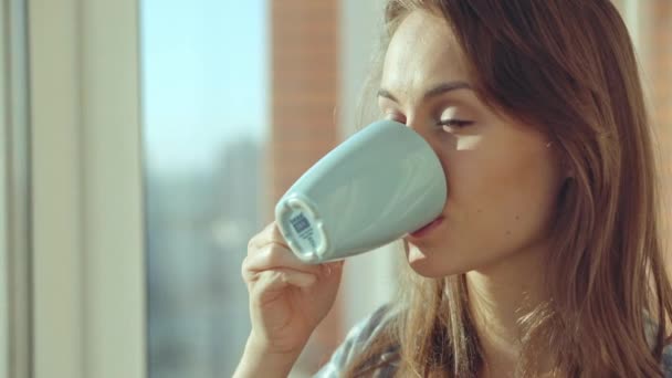 Woman drinking coffee — Stock Video