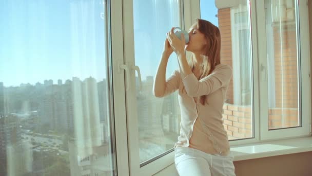 Žena pije kávu — Stock video