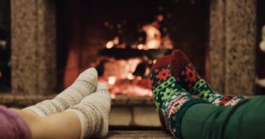 Ayakları rahat ateşin yanında Isınma