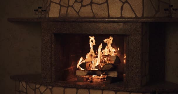 舒适的熊熊燃烧的烈火 — 图库视频影像