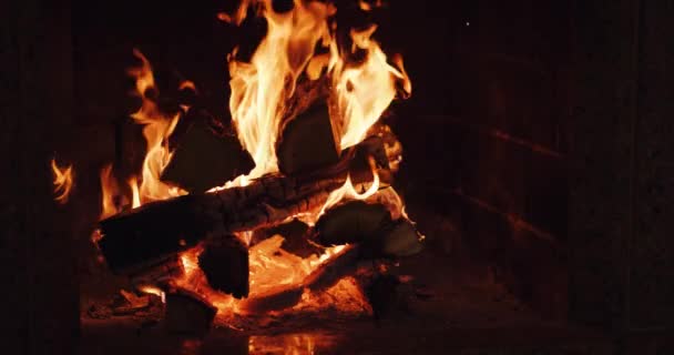 Heimelig brennendes Feuer — Stockvideo