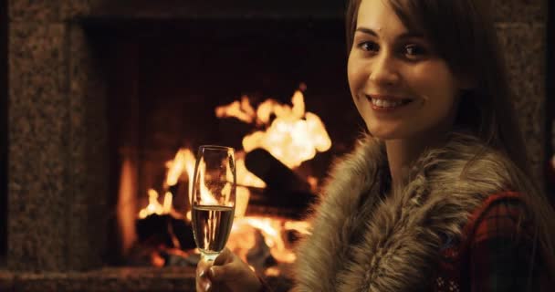 Женщина пьет шампанское — стоковое видео