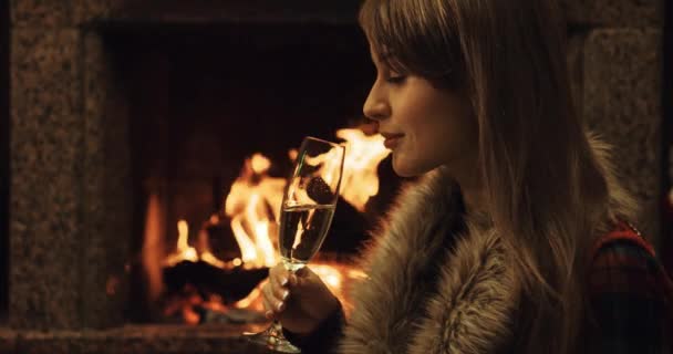 Kvinna dricker champagne — Stockvideo