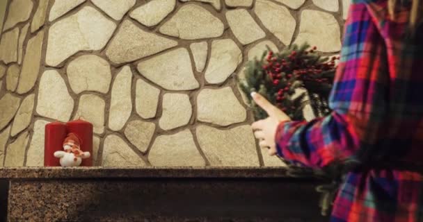 Kadın dekorasyon şömine — Stok video