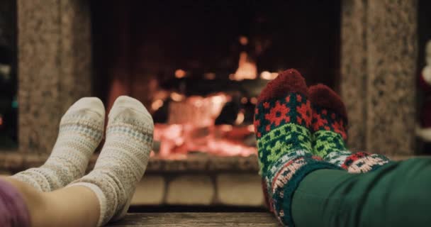 Füße wärmen durch gemütliches Feuer — Stockvideo