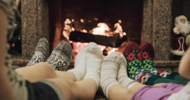 变暖的炉火的脚 — 图库视频影像