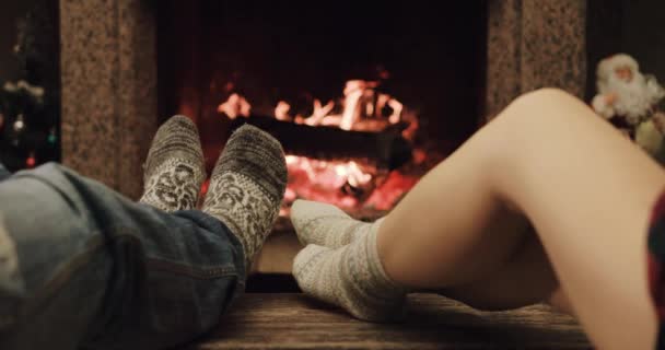 El calentamiento de los pies por el fuego acogedor — Vídeos de Stock