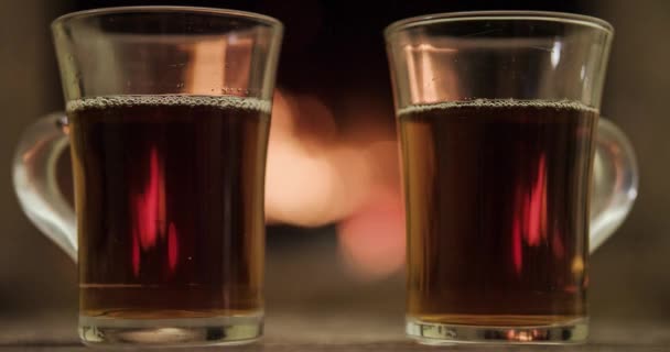 Tasses avec thé chaud 