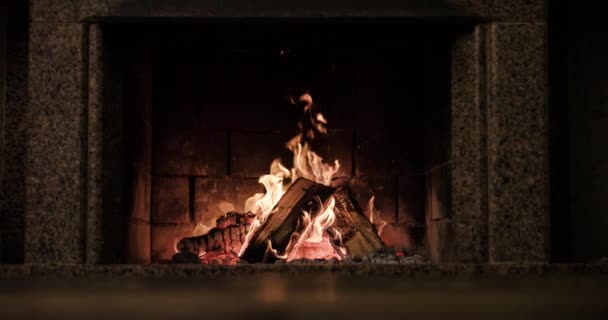 Cálida chimenea acogedora — Vídeo de stock