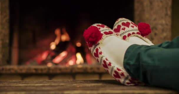 暖かい暖炉でくつろぐ女性 — ストック動画