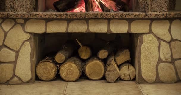 Cálida chimenea acogedora — Vídeo de stock