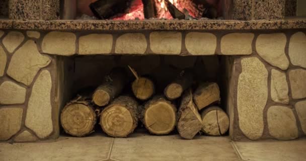 Cálida chimenea acogedora — Vídeos de Stock