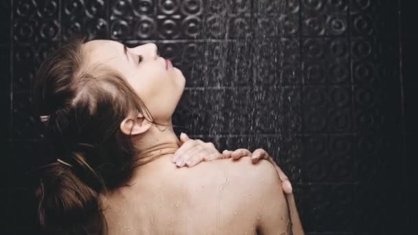 Жінка приймаючи душ — стокове відео