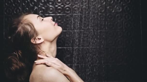 Femme prenant une douche — Video