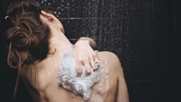 女性はシャワーを浴びて — ストック動画