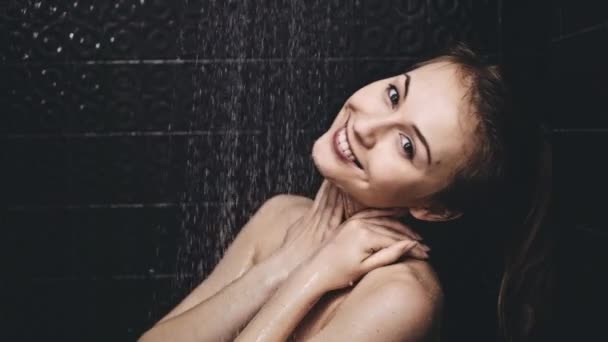 Femme prenant une douche — Video