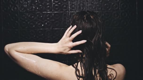Mujer tomando ducha — Vídeos de Stock