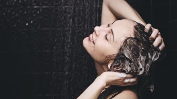 Mulher lavando o cabelo — Vídeo de Stock