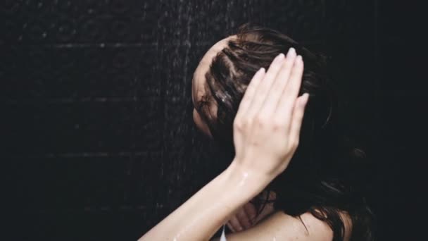 Frau behandelt Haare mit Balsam — Stockvideo