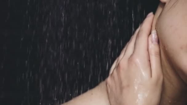 Kvinna med dusch — Stockvideo