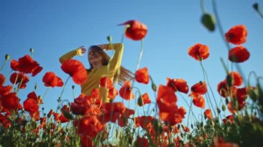 gelincik alanında eğlenen kız