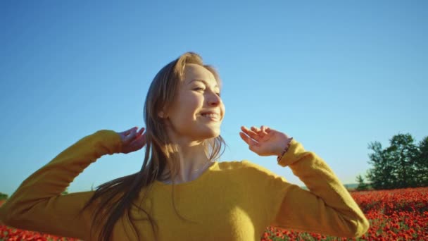 Meisje met plezier in klaprozen veld — Stockvideo