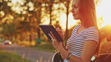 dijital tablet kullanan kadın