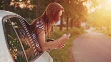 Dijital smartphone kullanan kadın