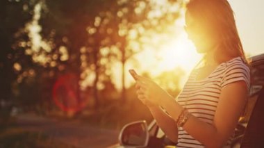 Dijital smartphone kullanan kadın