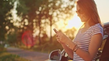 Dijital smartphone kullanan kadın