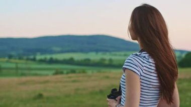 dijital fotoğraf makinesi kullanan kadın