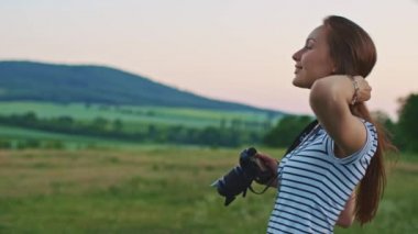 dijital fotoğraf makinesi kullanan kadın