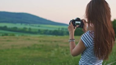 dijital fotoğraf makinesi kullanan kadın