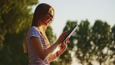 Tablet kullanan kadın