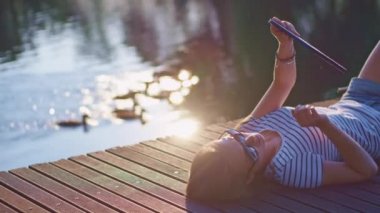 dijital tablet kullanan kadın