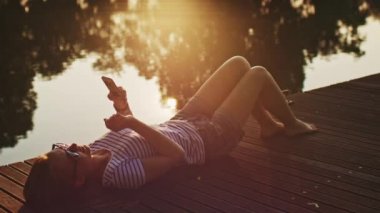 açık havada dijital tablet kullanan kadın