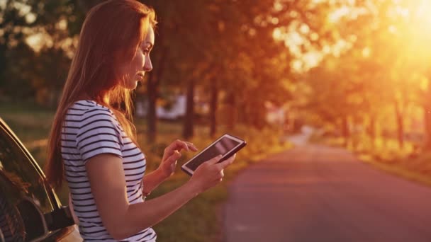 femme utilisant une tablette numérique
