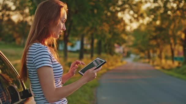 femme utilisant une tablette numérique