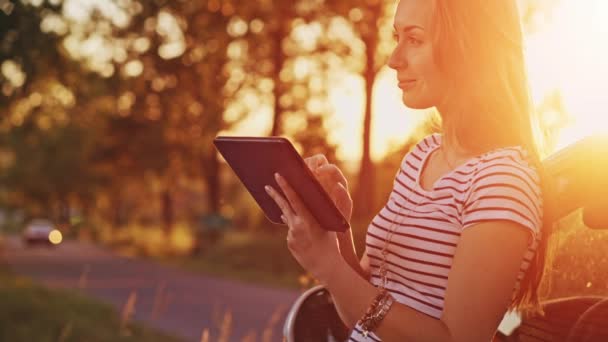 femme utilisant une tablette numérique