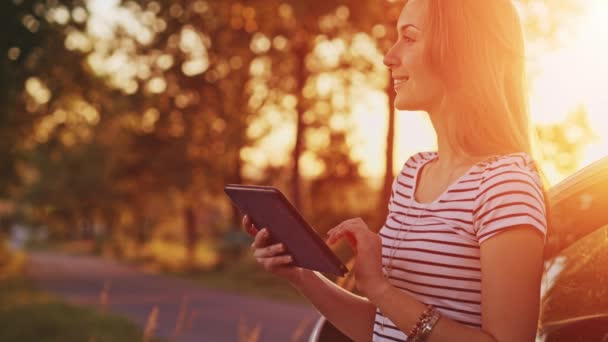 femme utilisant une tablette numérique