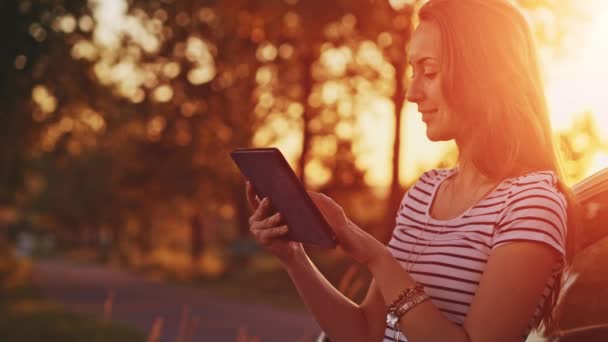 femme utilisant une tablette numérique