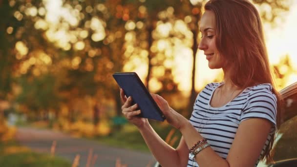 Mujer usando tableta digital — Vídeo de stock