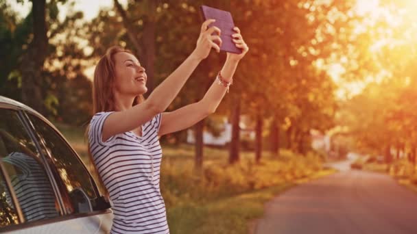 femme utilisant une tablette numérique