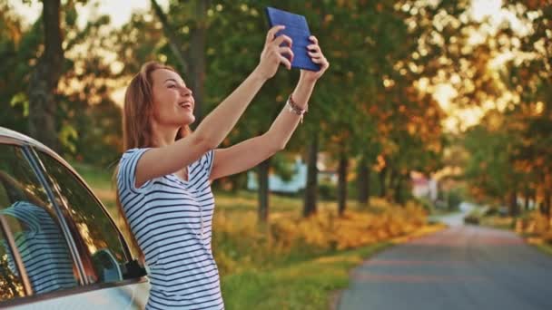 femme utilisant une tablette numérique