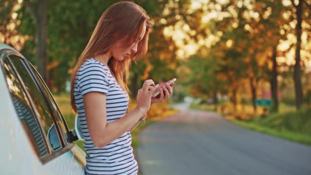 Mujer usando teléfono inteligente digital — Vídeo de stock