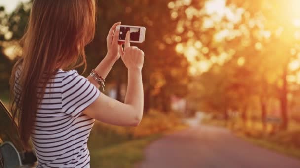 Mulher usando smartphone digital — Vídeo de Stock