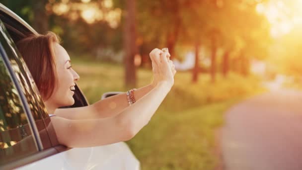 Mulher usando smartphone digital — Vídeo de Stock