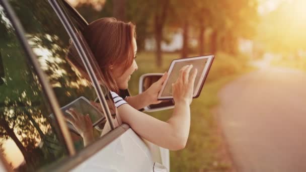 femme utilisant une tablette numérique